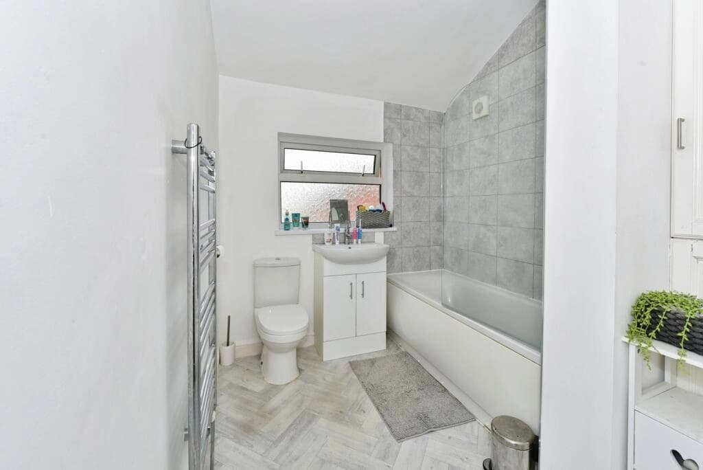 property photo 5 of 8