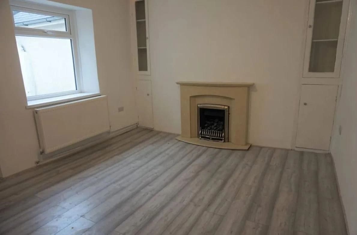 property photo 4 of 28