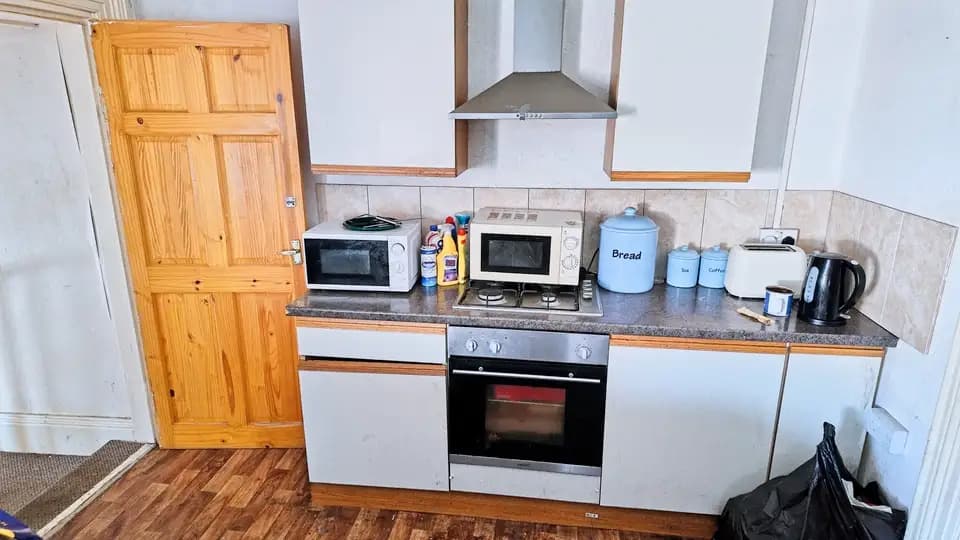 property photo 6 of 9