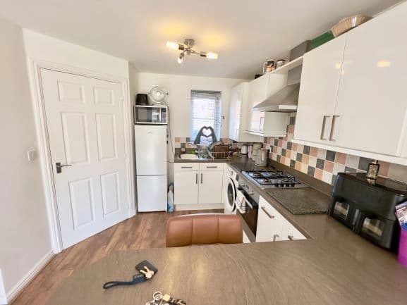 property photo 6 of 16